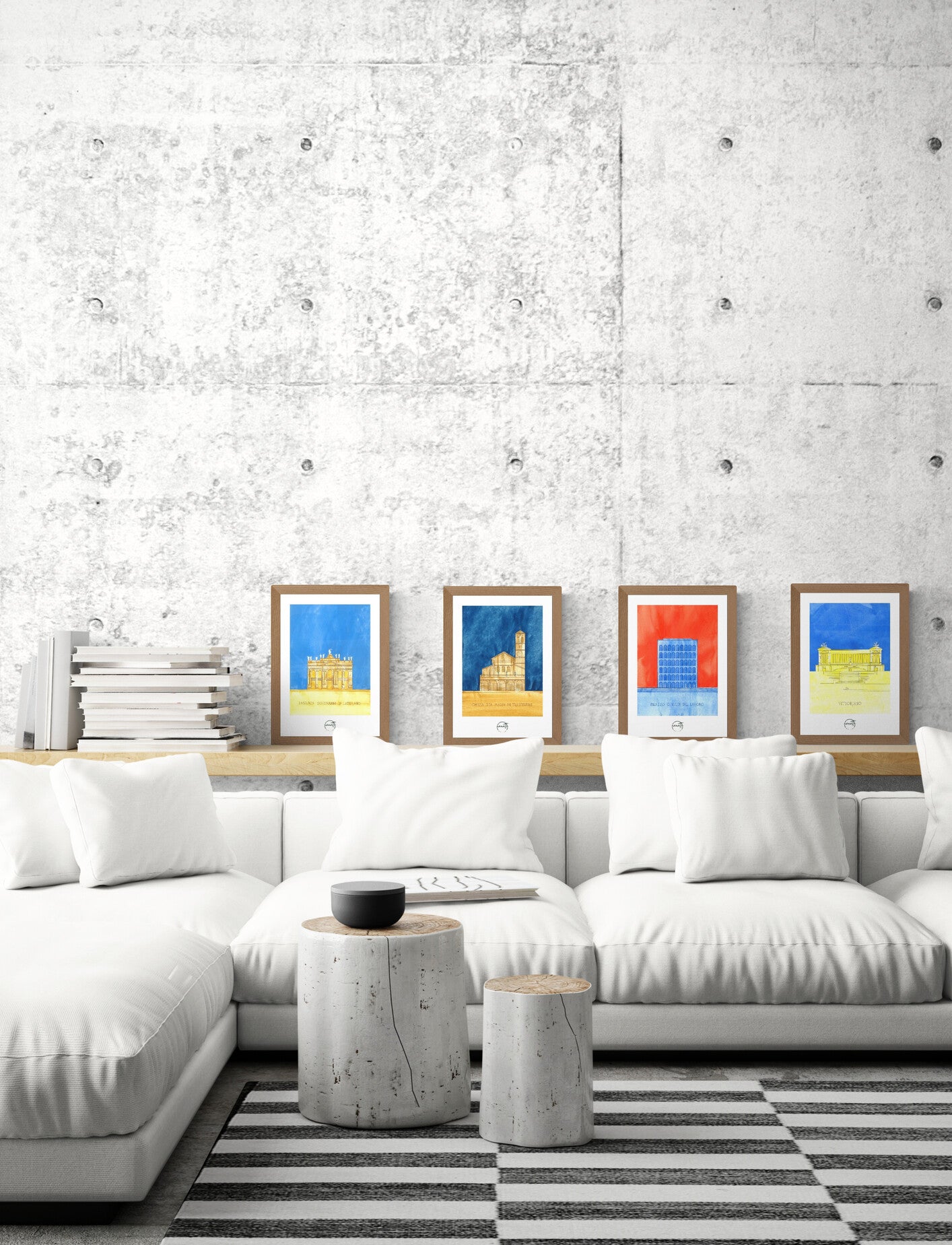 Quatre affiches picturales colorées de monuments romains sur étagères derrière un canapé d'angle blanc moderne