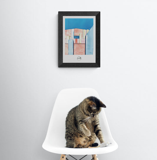 Affiche picturale friche industrielle Berlin au-dessus d'une chaise avec chat