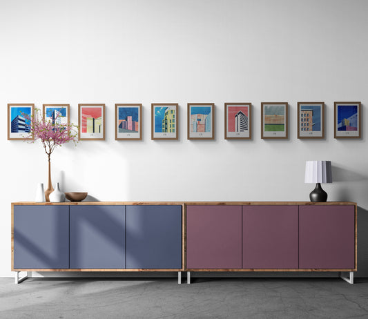 collection d'affiches d'architecture berlinoise en décoration au-dessus d'un buffet