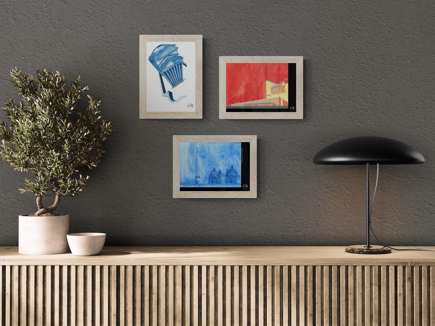 Trois affiches picturales perspectives Rome au-dessus d'une console avec lampe design et plante