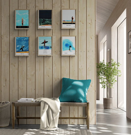 6 affiches picturales surf sur un mur en bois au-dessus d'un banc en paille