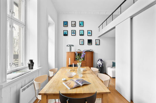 Dix affiches picturales surf exposées sur mur au fond d'une salle à manger vintage