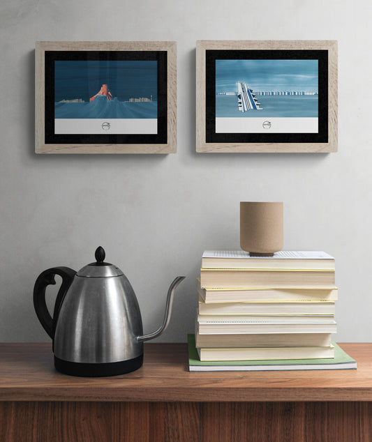 affiches d'architecture imaginaire en décoration au-dessus d'une console en bois
