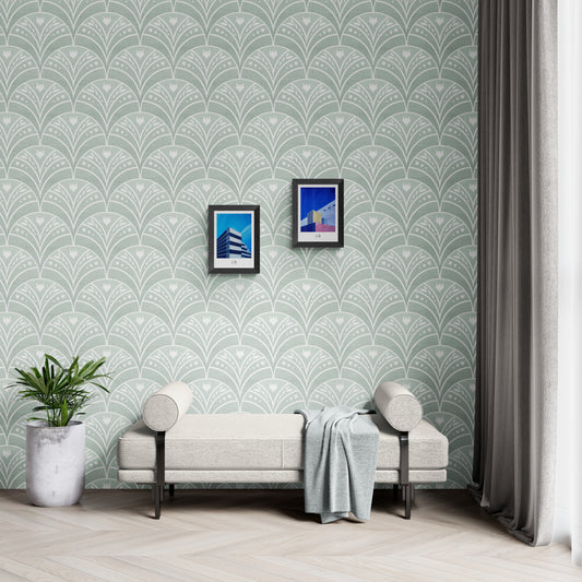 Deux affiches dessins architecture Berlin au-dessus d'une méridienne avec papier peint à motif pastel