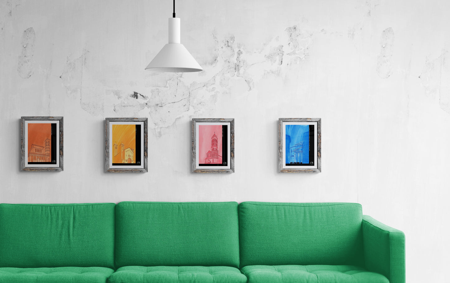 Quatre affiches picturales églises romaines au-dessus d'un canapé vert moderne