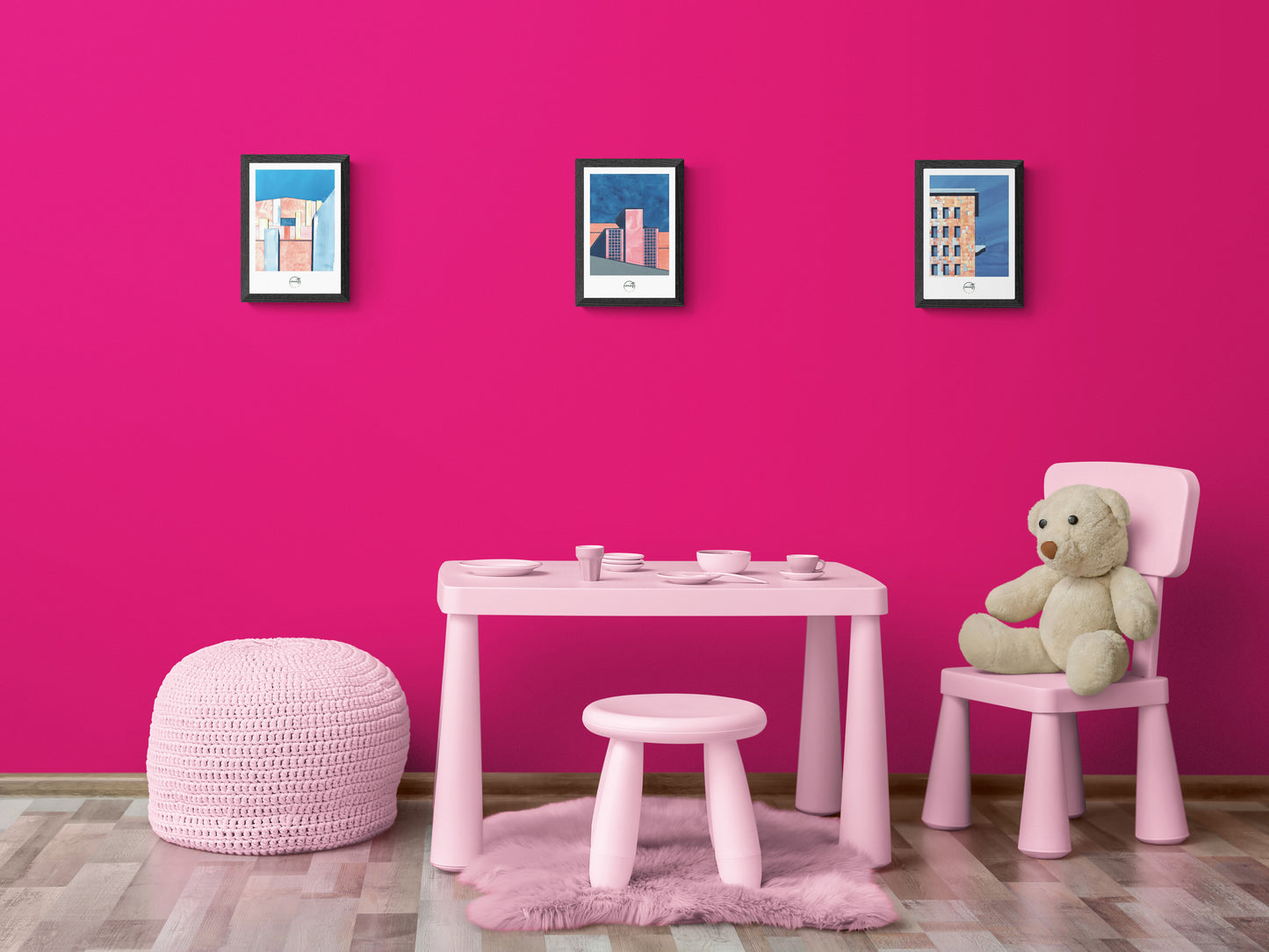 Trois affiches picturales architecture Berlin dans une chambre d'enfant avec murs et mobilier roses