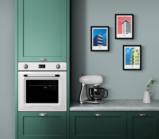 Trois affiches picturales architecture Berlin dans une cuisine avec meubles verts
