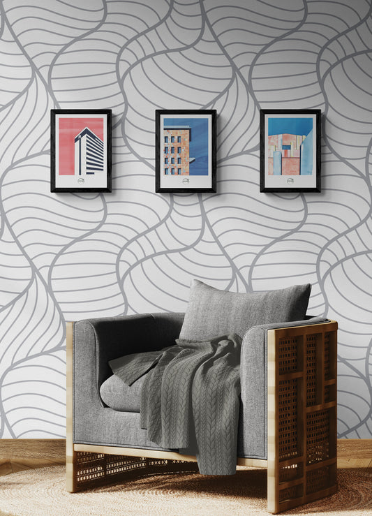 Trio affiches picturales bâtiments Berlin au-dessus d'un fauteuil en bois élégant avec papier peint à motifs