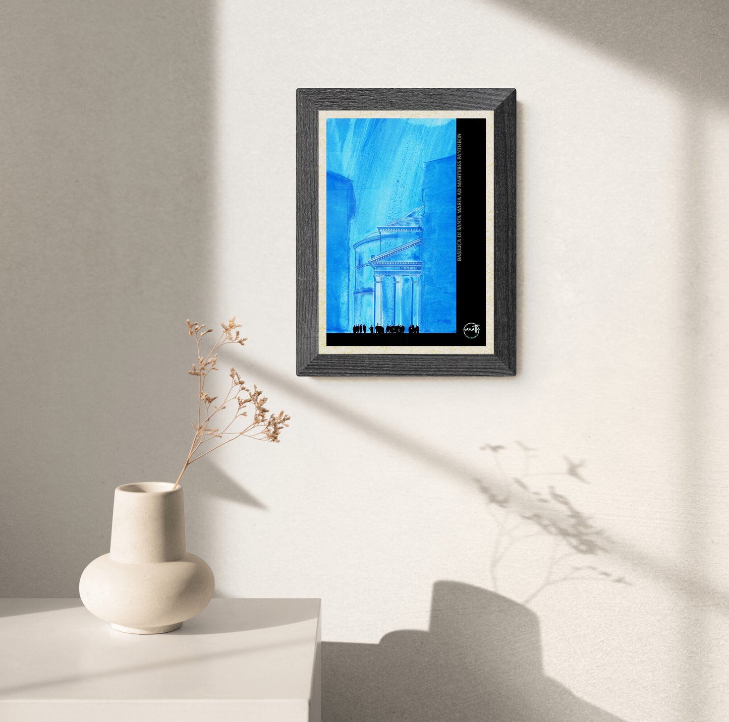 Affiche picturale Panthéon Rome au-dessus d'une console avec vase, fleur et rayon de lumière