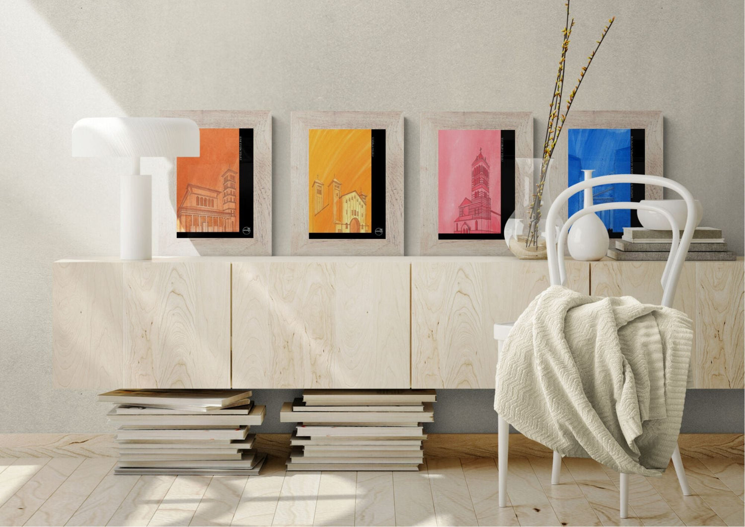 Collection 4 affiches églises romaine sur un buffet bas minimaliste bois clair lampe design