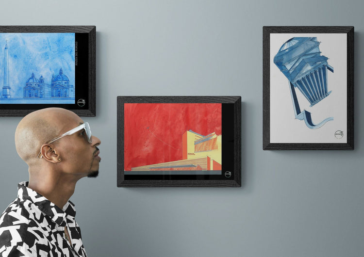 3 affiches perspectives architecture Rome exposées dans une galerie, homme admirant les œuvres