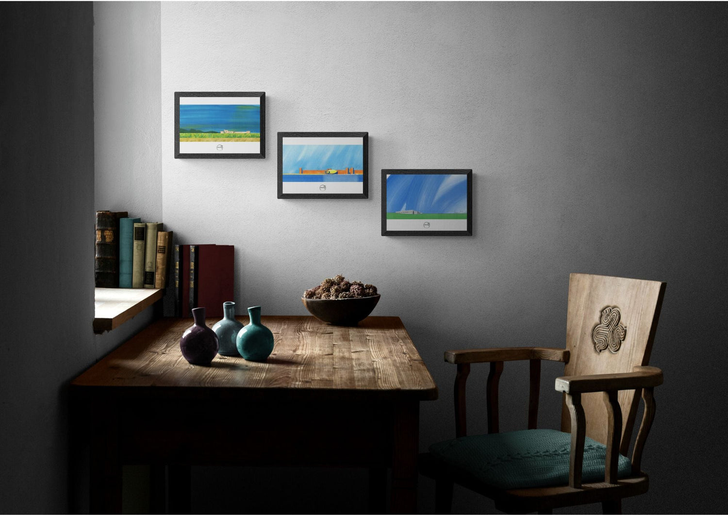 Collection 3 affiches paysages français mur bureau bois ancien avec lumière douce de fenêtre