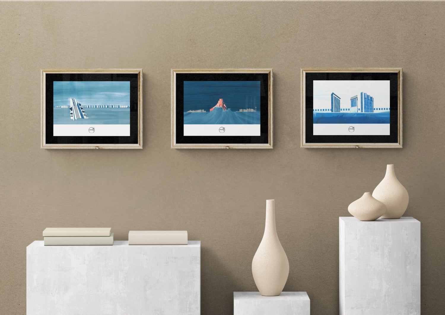 Collection 3 affiches architecture conceptuelle dans galerie avec poteries. Décoration murale originale.