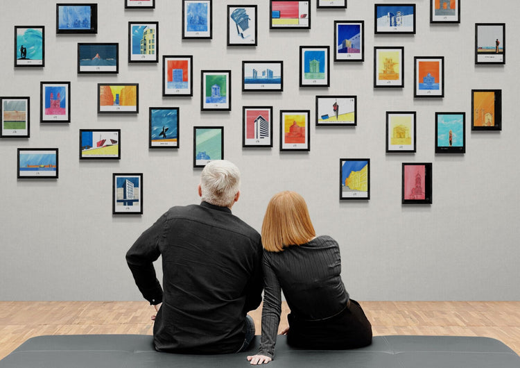 Collection 61 affiches illustrations architecture, surf et paysages urbains exposées sur mur de musée. Décoration murale originale.