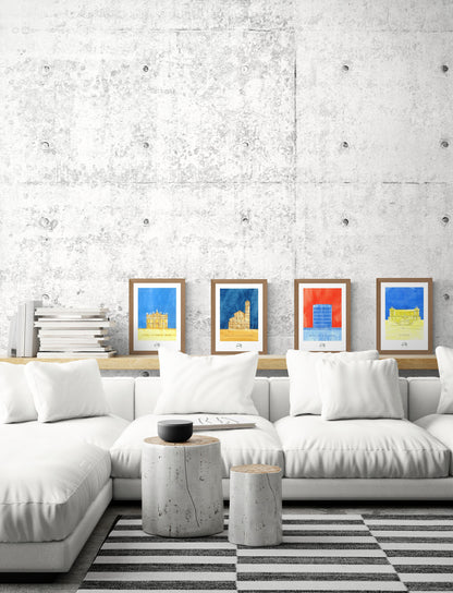 Quatre affiches picturales colorées de monuments romains sur étagères derrière un canapé d'angle blanc moderne