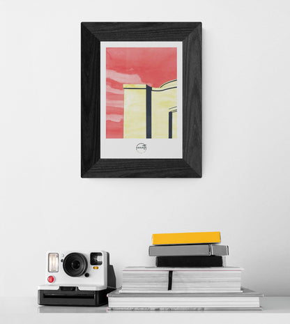 Affiche picturale Théâtre Volksbühne Berlin au-dessus d'une console avec livres et appareil photo"