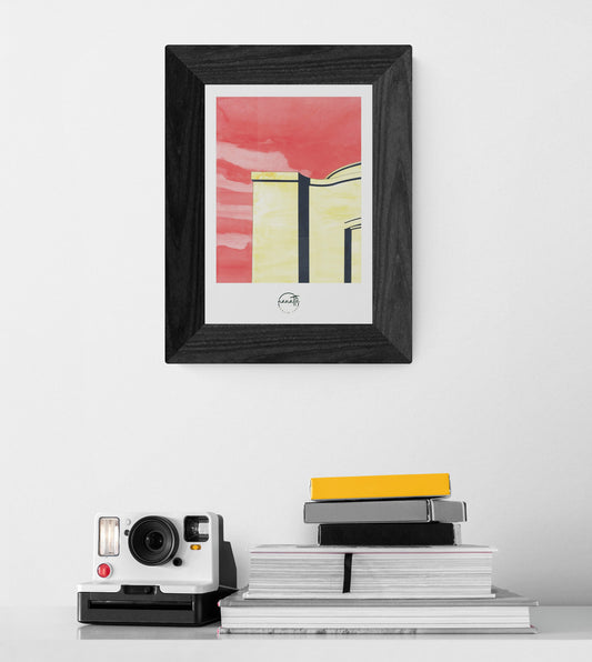 Affiche picturale Théâtre Volksbühne Berlin au-dessus d'une console avec livres et appareil photo"