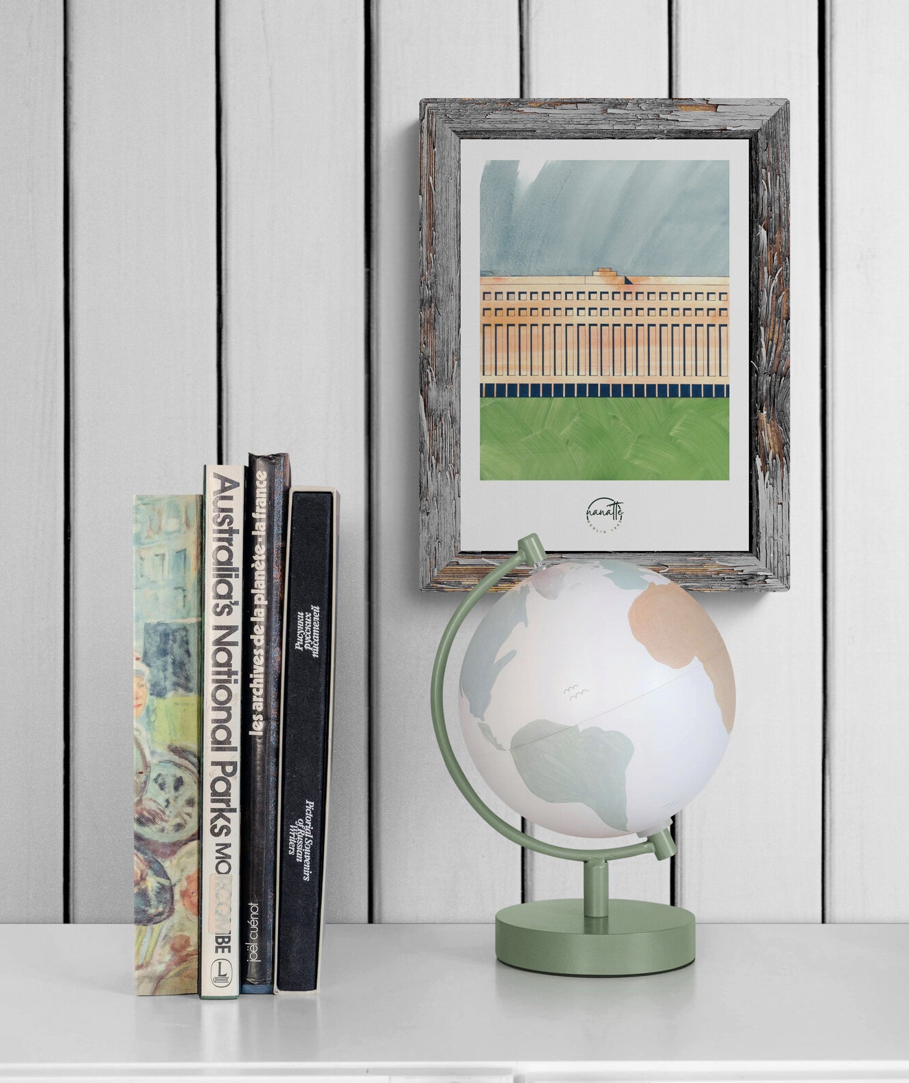 Affiche picturale architecture Tempelhof Berlin au-dessus d'une étagère avec globe terrestre