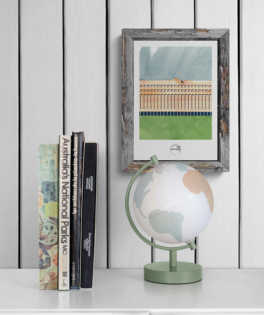 Affiche picturale architecture Tempelhof Berlin au-dessus d'une étagère avec globe terrestre