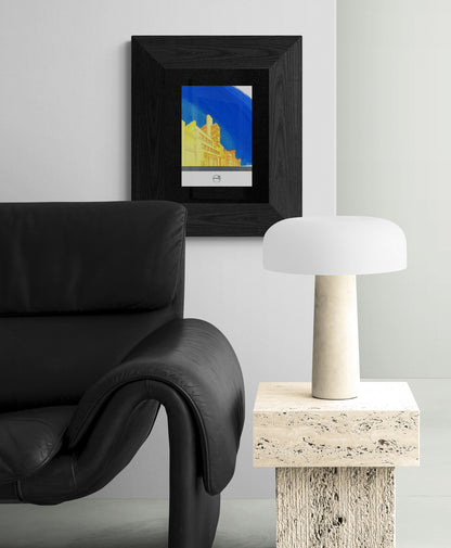 Affiche picturale caserne Art Déco Paris derrière un fauteuil en cuir élégant avec lampe design