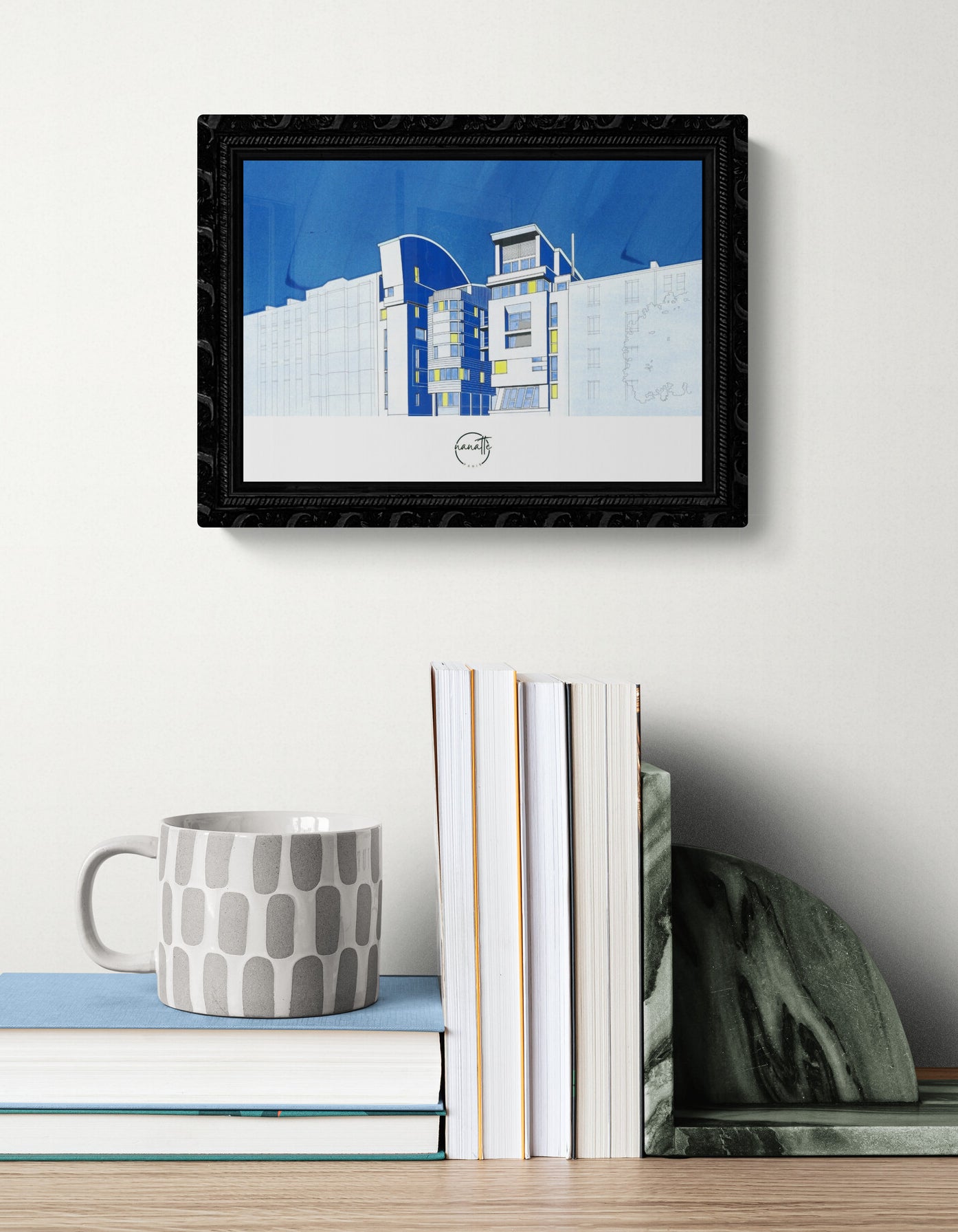 Affiche picturale architecture moderne parisienne au-dessus d'étagère bois avec livres