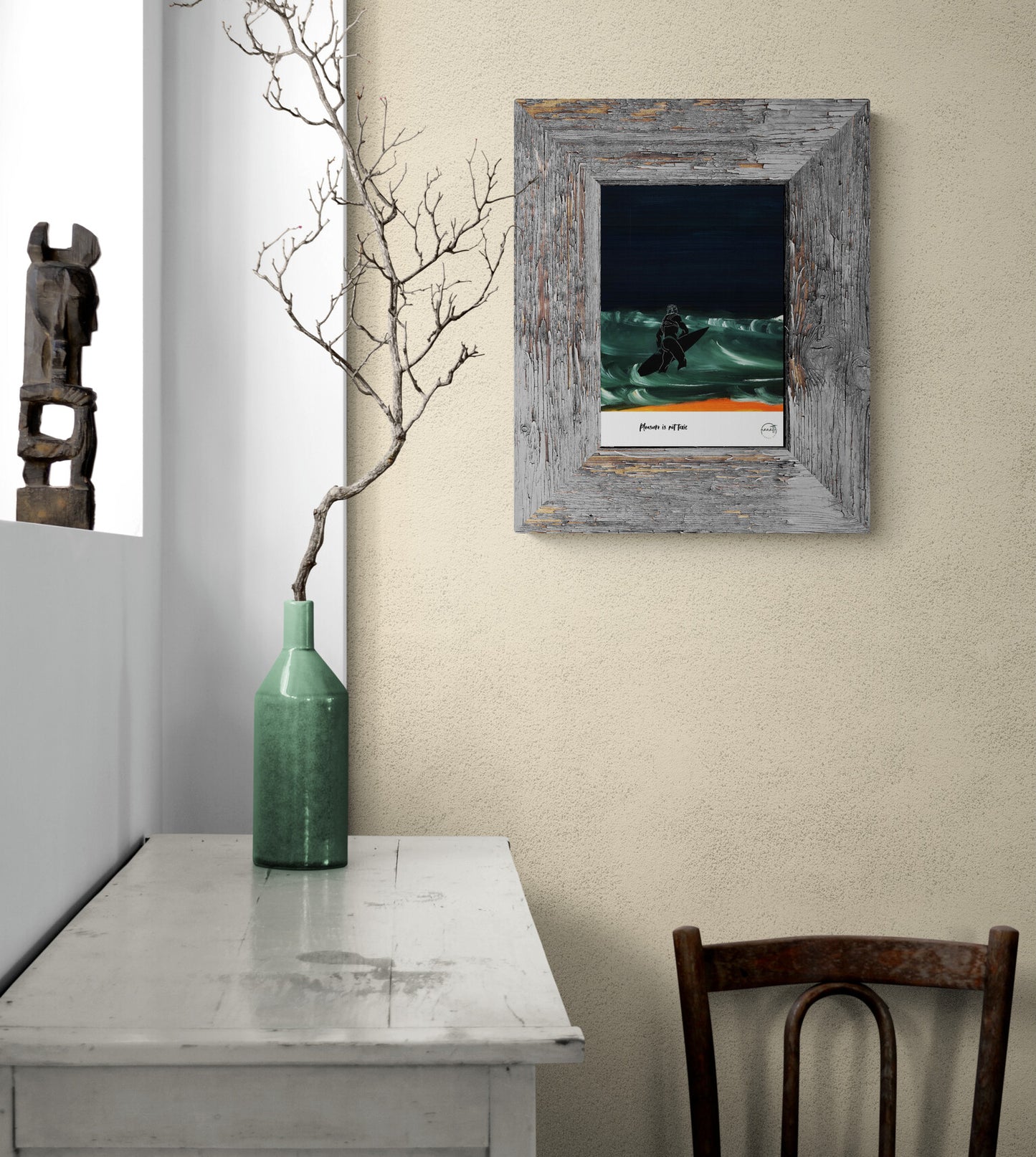 Affiche picturale surfeur la nuit au-dessus d'une console avec vase et brindille