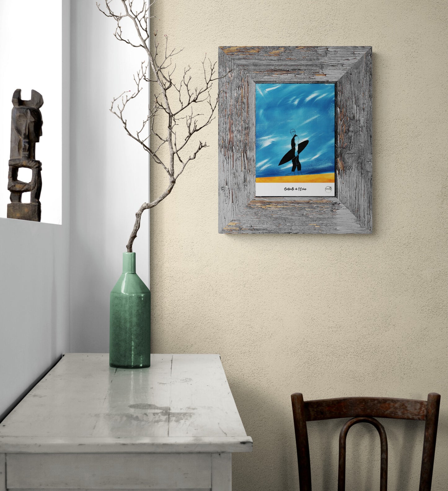 Affiche picturale surfeur marchant sur plage au-dessus d'une console avec vase et brindille