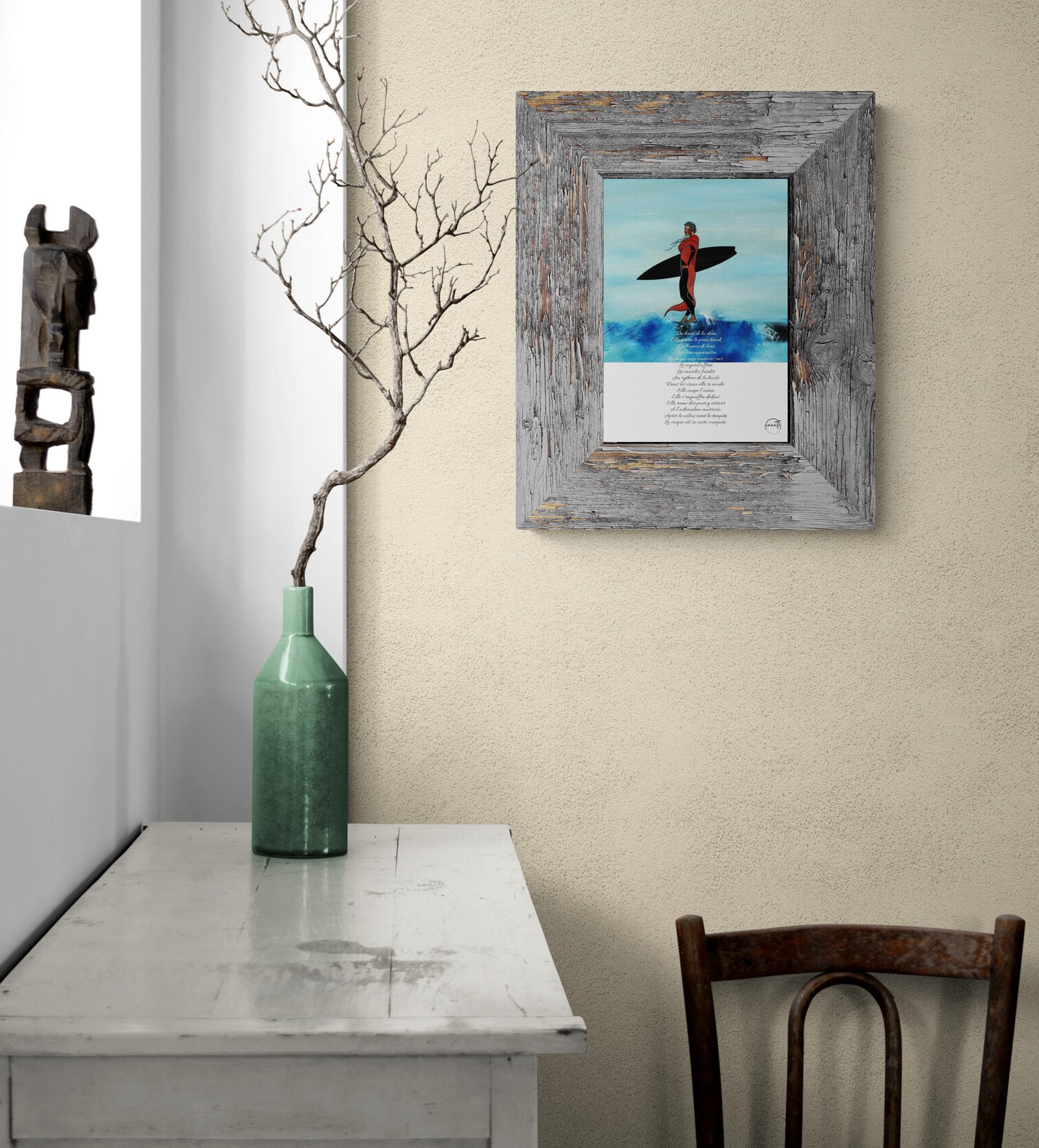 affiche picturale surfeuse regardant l'océan au-dessus d'une console avec vase