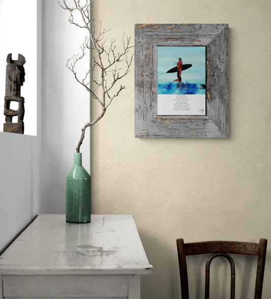 affiche picturale surfeuse regardant l'océan au-dessus d'une console avec vase