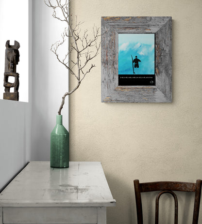 Affiche picturale surfeur debout sur plage au-dessus d'une console avec vase et brindille