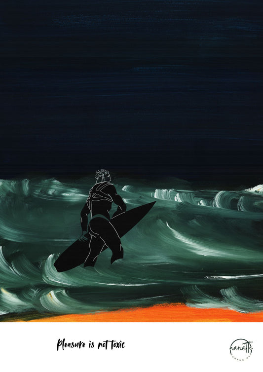 affiche d'un surfeur dans l'océan la nuit