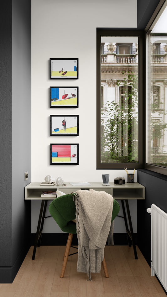 4 affiches d'architecture dans un bureau vitré urbain