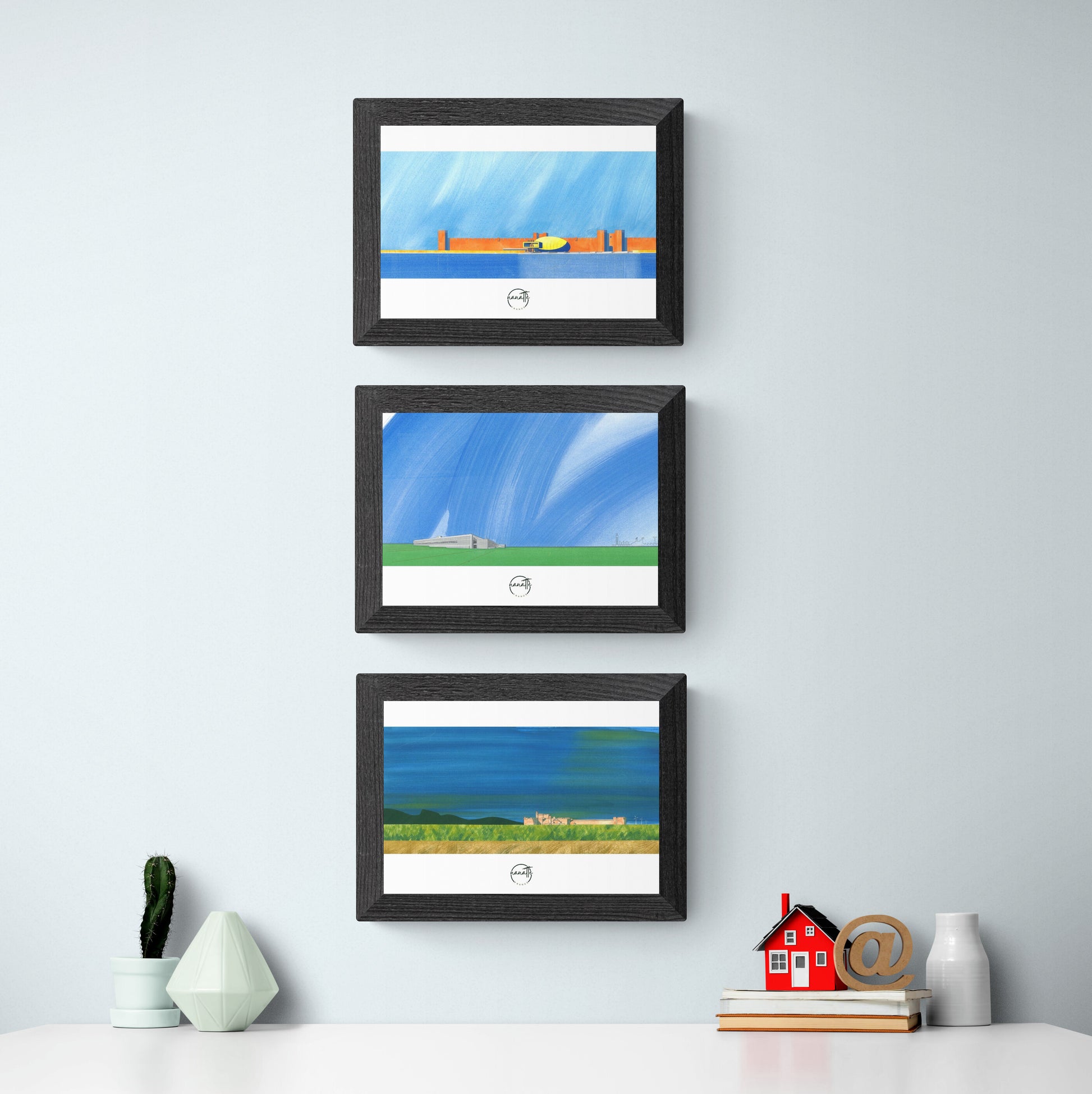 affiches d'architecture française en décoration au-dessus d'une console 
