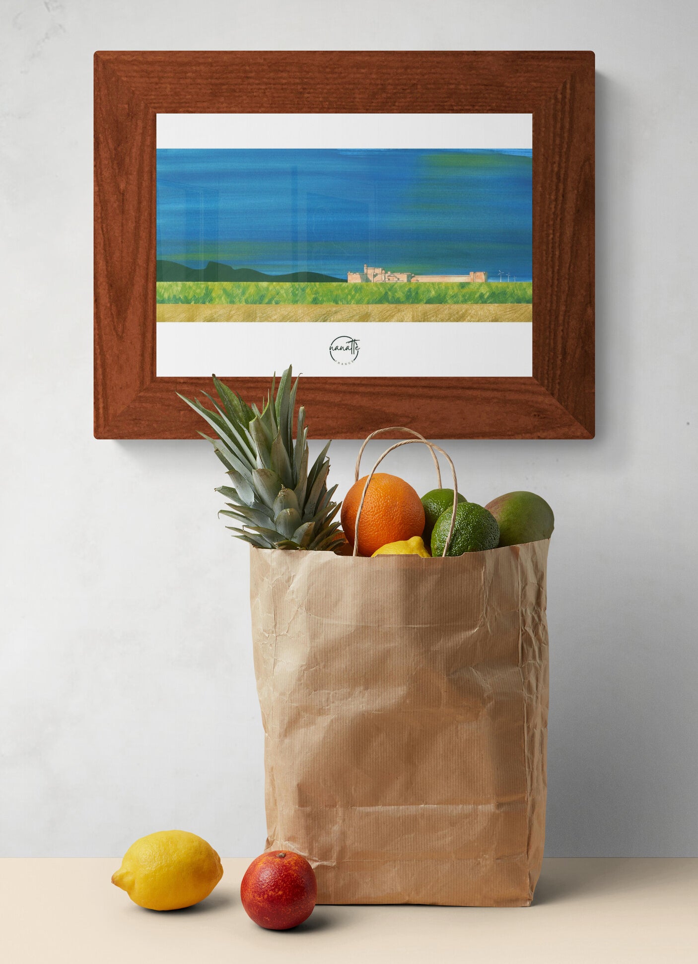 Affiche picturale paysage architecture de France au-dessus d'un sac en papier avec courses et fruits