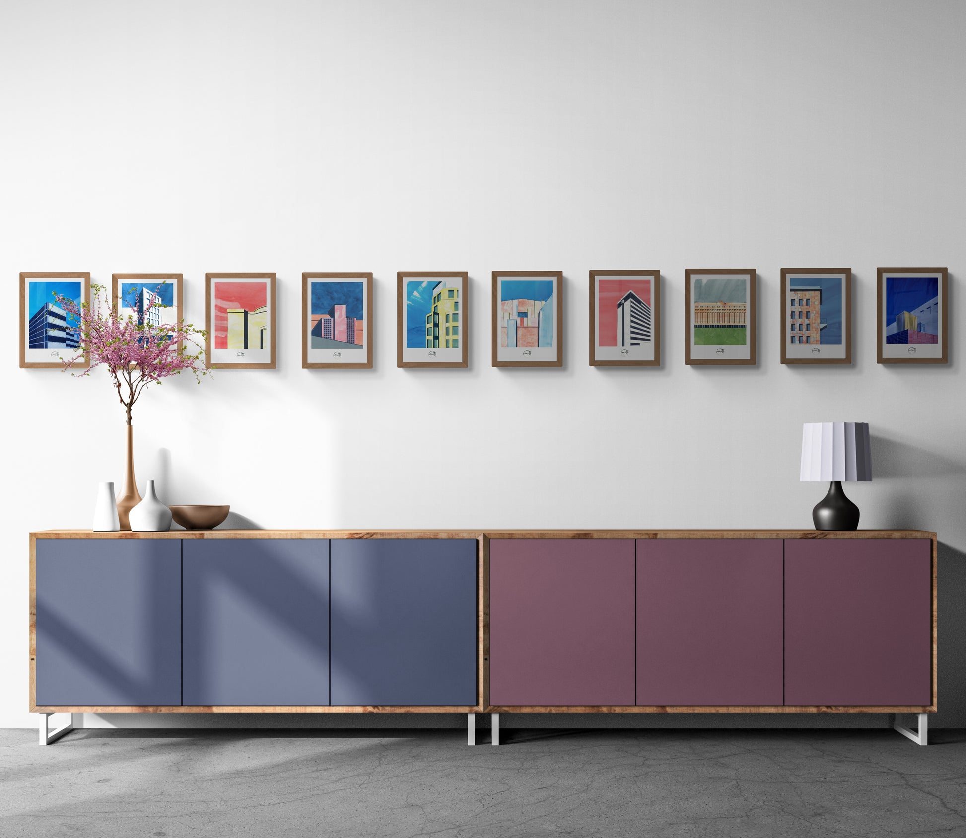 Dix affiches picturales architecture Berlin en ligne au-dessus d'un buffet bas bicolore