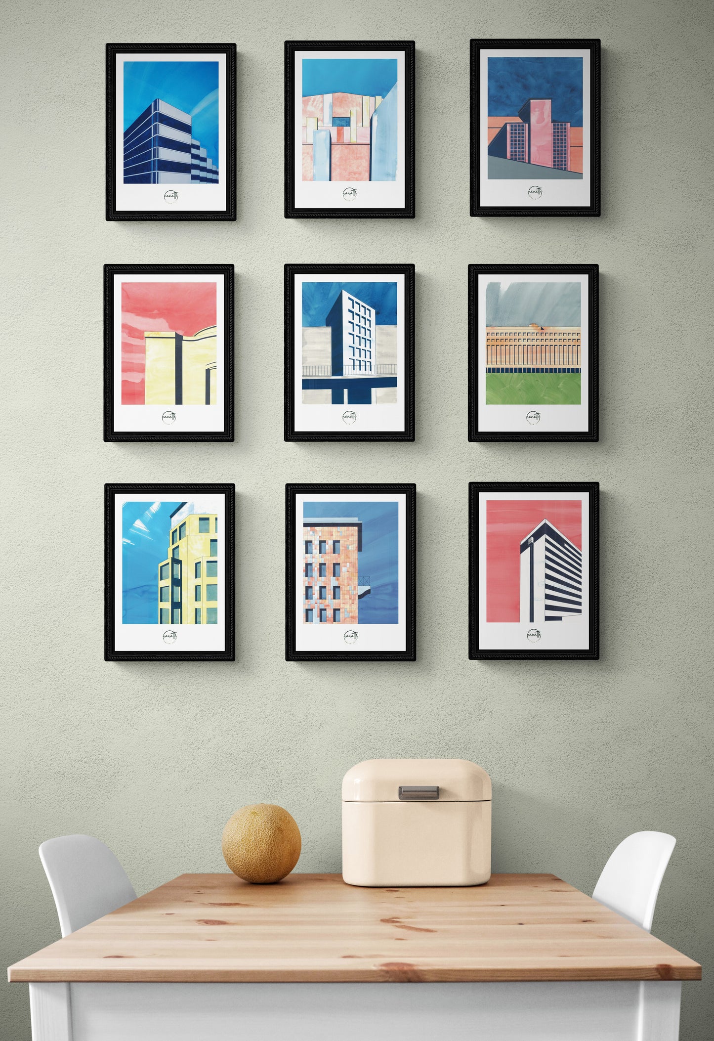 9 affiches picturales architecture Berlin en 3 rangées au-dessus d'une table avec chaises