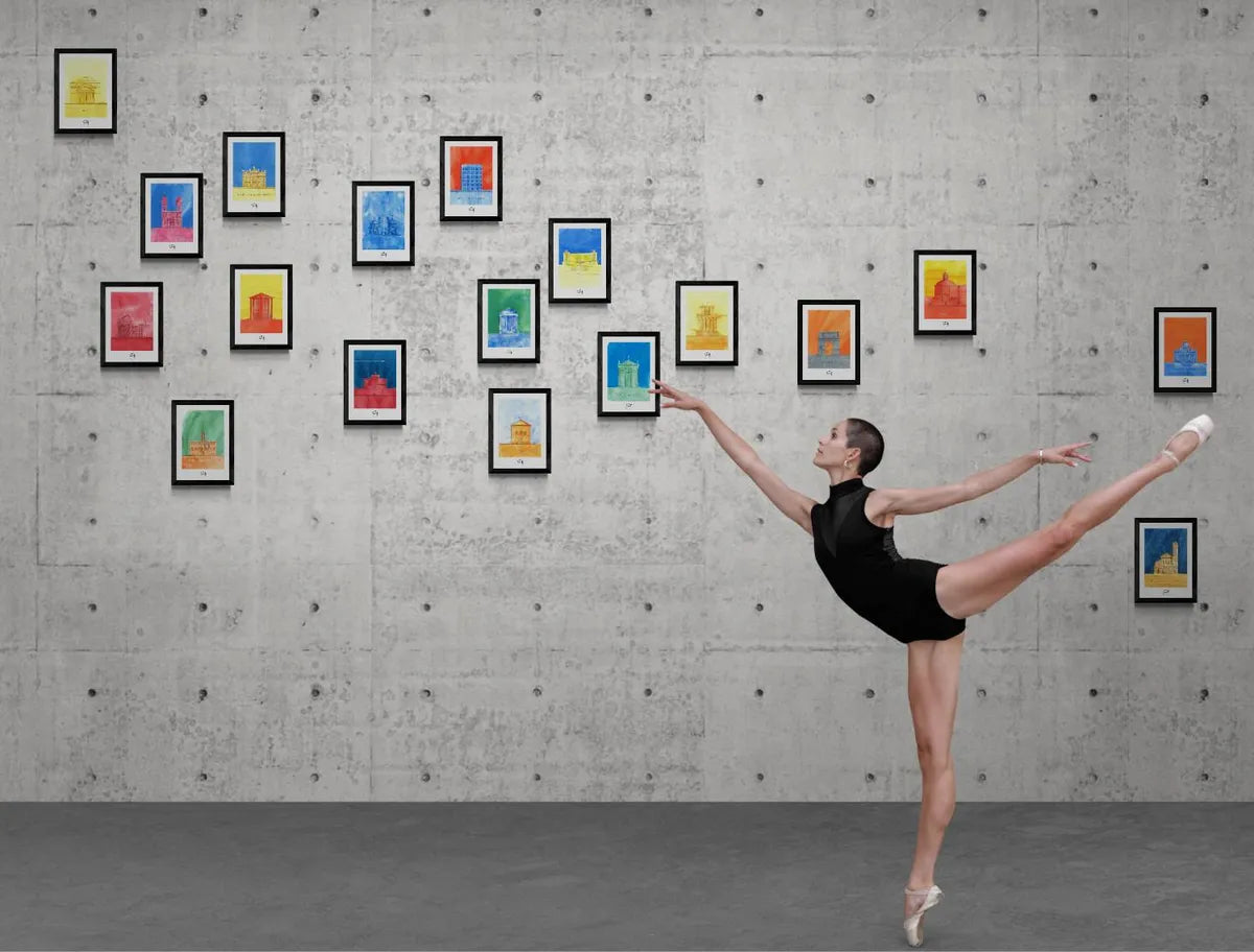 collection d'affiches d'architecture romaine dans une salle de danse