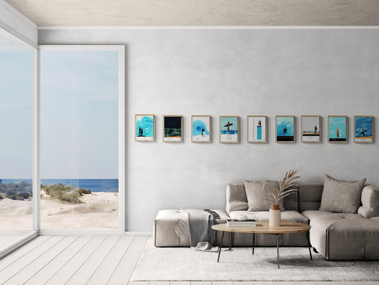 9 affiches picturales surf au-dessus d'un canapé dans salon avec vue sur mer, ambiance bohème chic