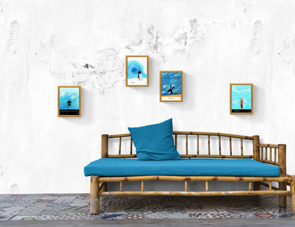 Quatre affiches picturales surf sur mur extérieur blanc au-dessus d'un banc en bambou avec atmosphère zen