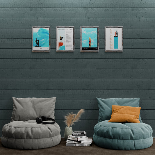 Quatre affiches picturales surf au-dessus de deux poufs en velours avec casque et livres
