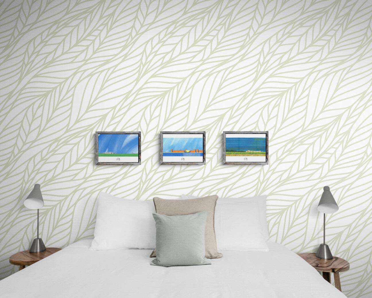 Trois affiches picturales paysages architecture de France au-dessus d'un lit dans une chambre avec papier peint pastel