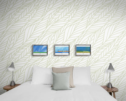 Trois affiches picturales paysages architecture de France au-dessus d'un lit dans une chambre avec papier peint pastel