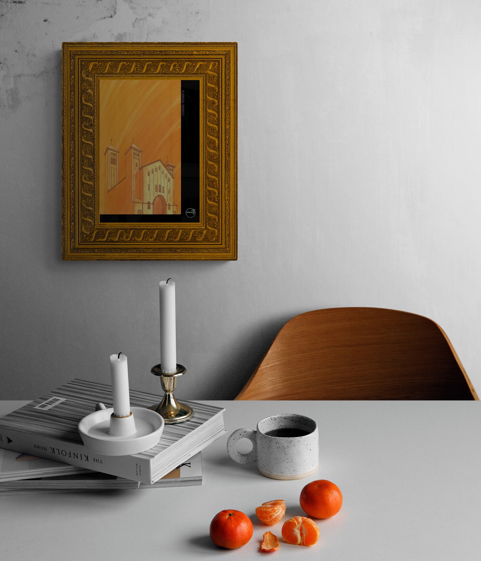 Affiche picturale église de Rome au-dessus d'une table avec bougie, livres et fruits