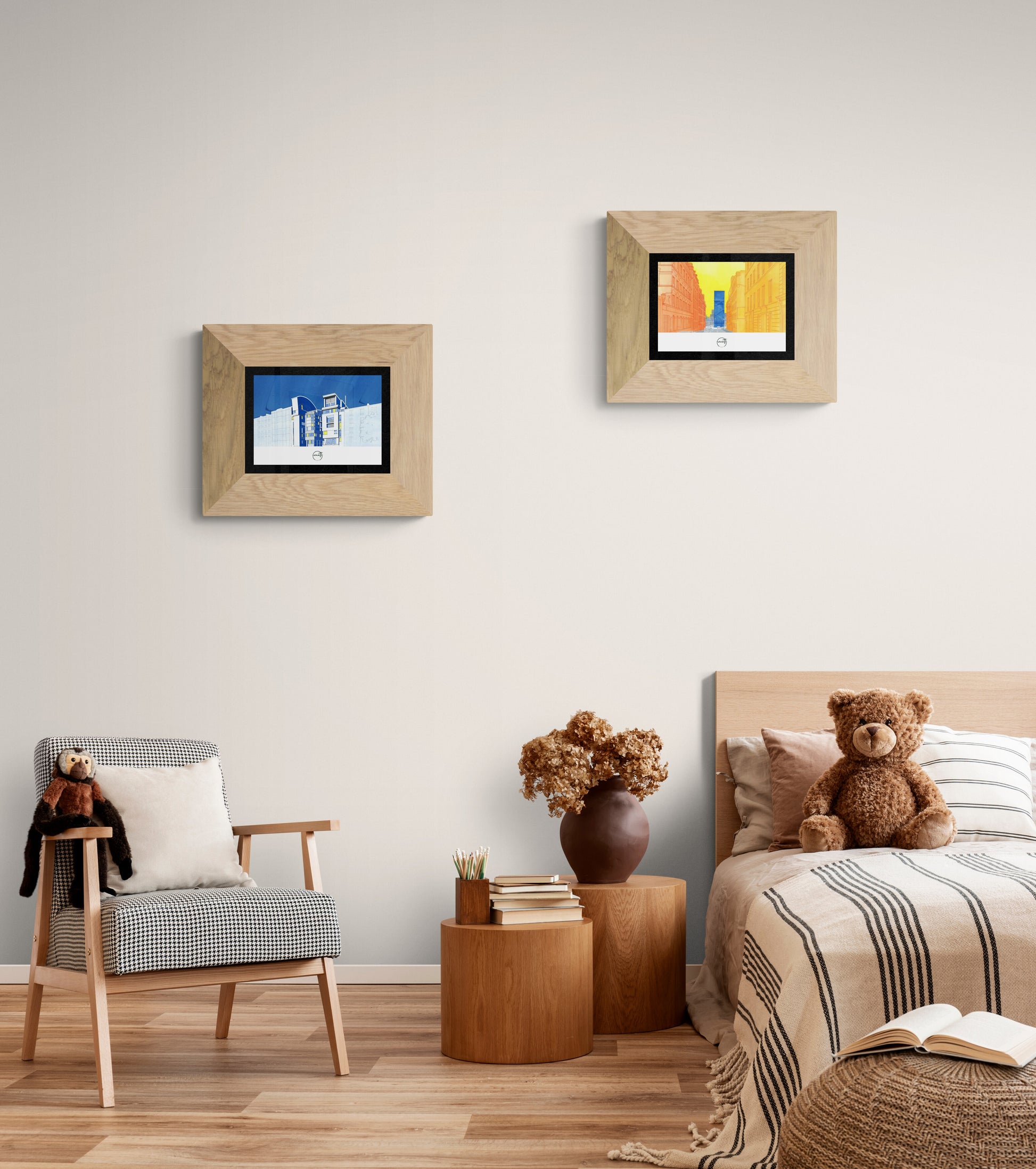Deux affiches picturales immeubles parisiens au-dessus d'un lit dans une chambre d'enfant avec fauteuil scandinave et ours