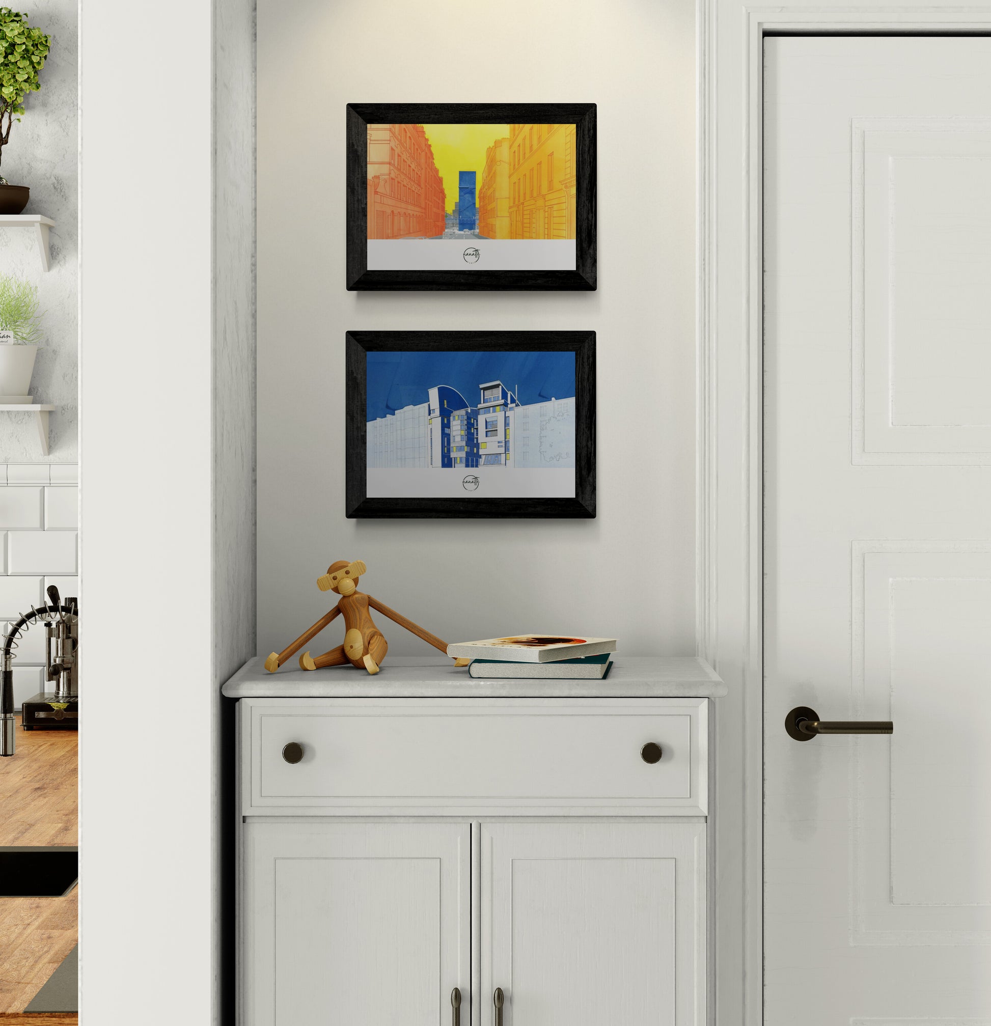 Deux affiches picturales architecture parisiennes dans entrée au-dessus d'un buffet en bois blanc