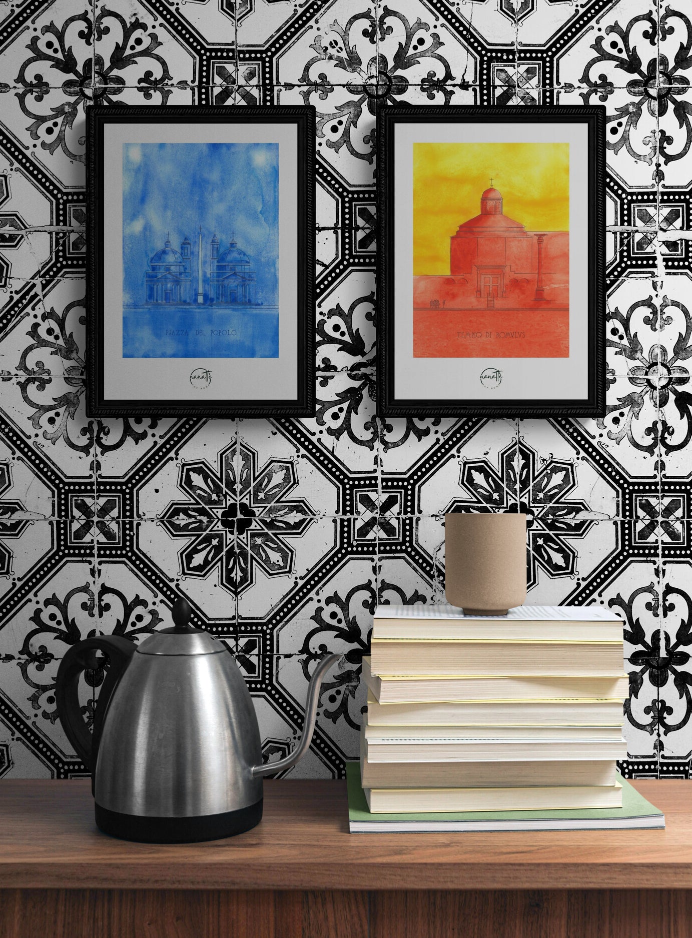 Duo d'affiches picturales colorées de monuments romains sur un mur de carrelages imprimés noir et blanc