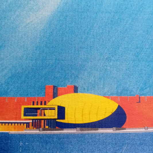 gros plan sur affiche picturale d'une architecture imaginaire devant les remparts d'Aigues-Mortes