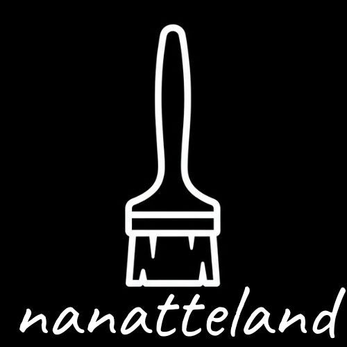 Logo représentant un pinceau au trait blanc sur fond noir au-dessus du nom nanatteland