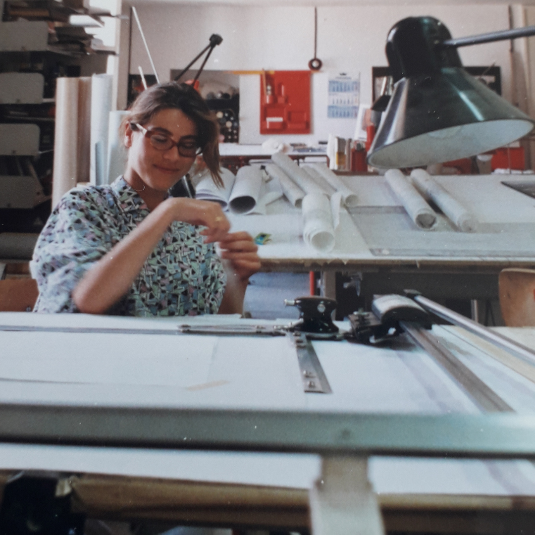 Photo portrait nanatte assise devant table à dessin dans bureau architecture 