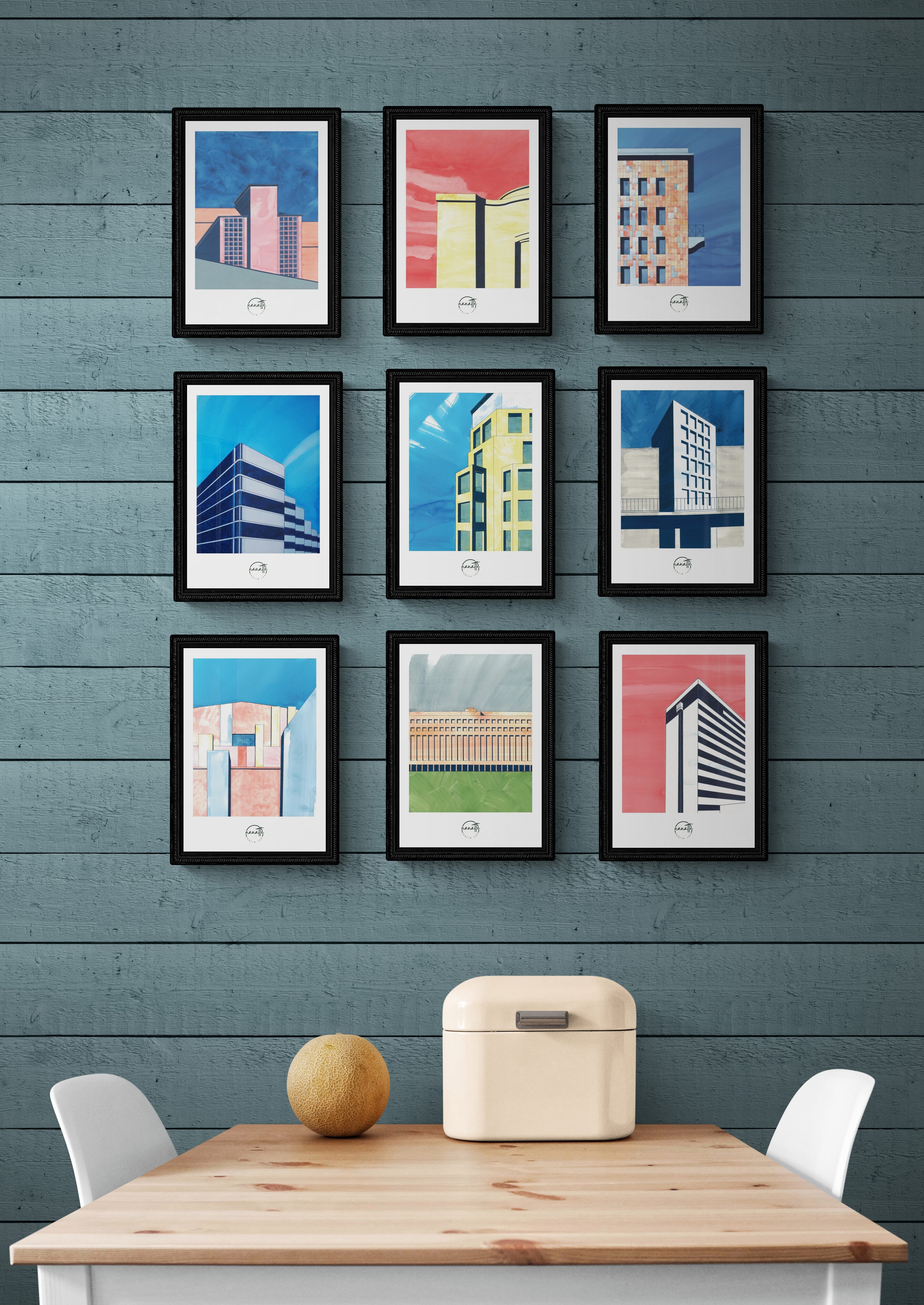 9 affiches picturales architecture de Berlin sur un mur en lattes de bois au-dessus d'un espace repas